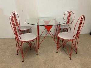 Cassina Stühle und Tisch aus den 1980er Jahren, Designer Frank Lloyd Wright, Modernariat. Signiert.
